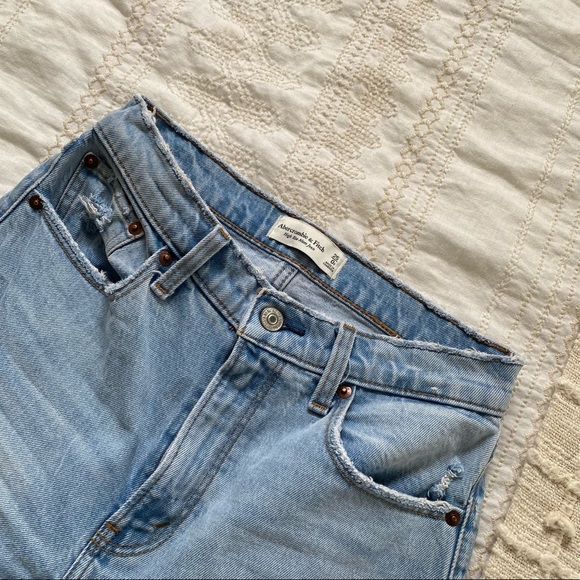 Medium-Light wash Abercrombie and Fitch jeans size 25 - Picture 1 of 6